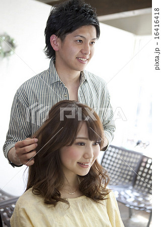 髪をセットする美容師 16416418
