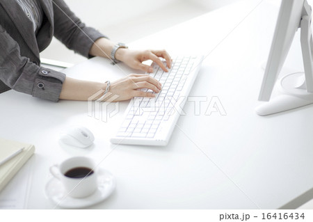 デスクワーク中のビジネスウーマンの手元 デスクワーク中のビジネスウーマンの手元 16416434