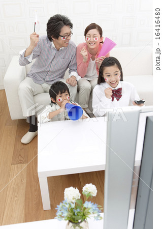 リビングでテレビ観戦する家族4人 16416480