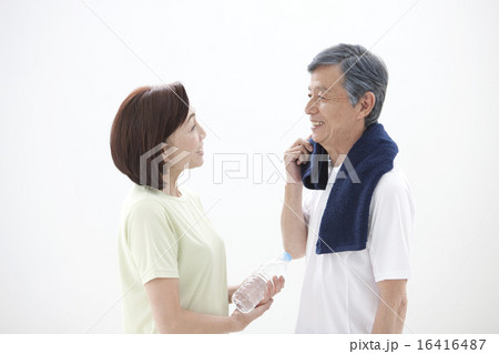 話をしている中高年夫婦 16416487