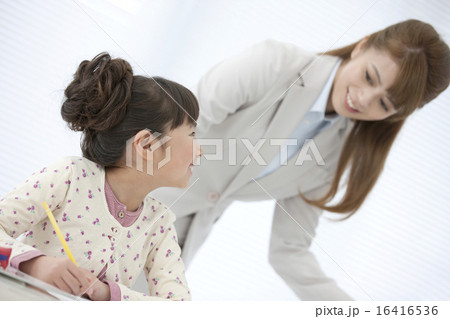 勉強する女の子と先生 16416536
