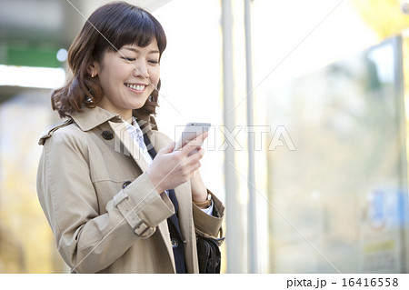 スマートフォンを操作する女性 16416558