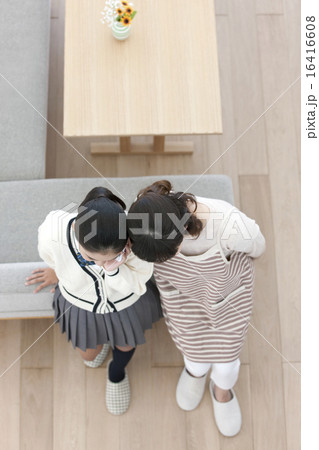 スマートフォンで電話する女の子と母親 スマートフォンで電話する女の子と母親 16416608