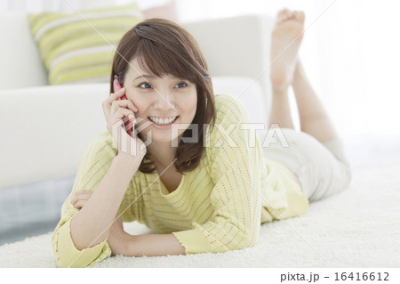 スマートフォンで話す女性 16416612