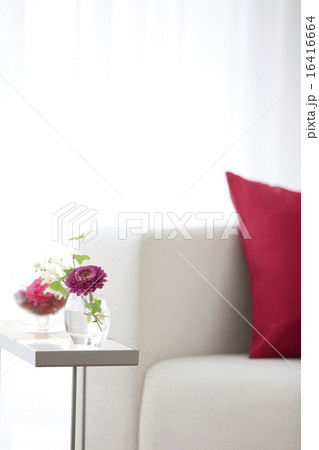サイドテーブルの上の花 16416664