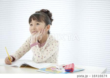 勉強している女の子 勉強している女の子 16416674