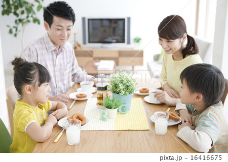 おやつを食べる4人家族 おやつを食べる4人家族 16416675
