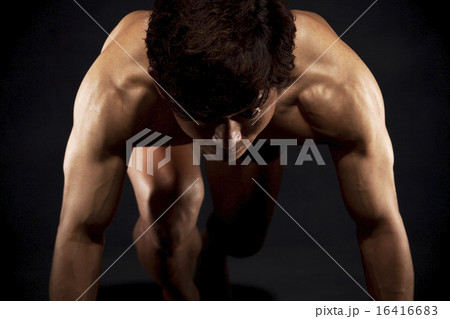 クラウチングスタートの構えをする男性 16416683