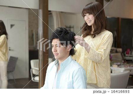 髪をセットする美容師 16416693