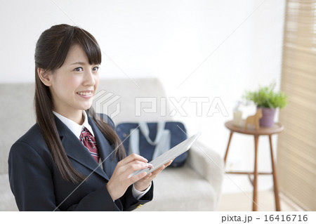 タブレットPCを操作している女子校生 16416716