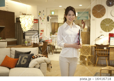 笑顔の店員 16416718