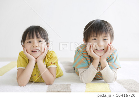 床に寝そべる男の子と女の子 16416720