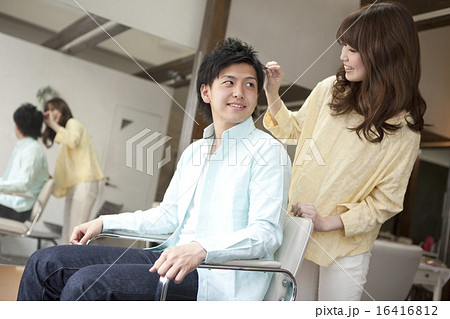 髪をセットする美容師 16416812