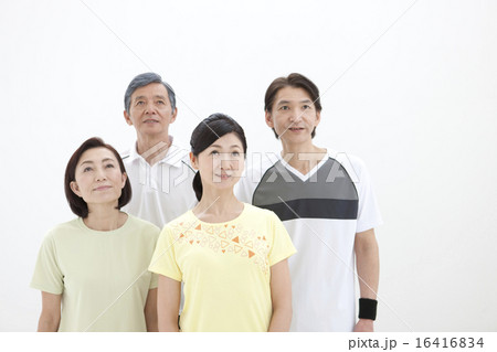 スポーツウエア姿の中高年男女4人 16416834