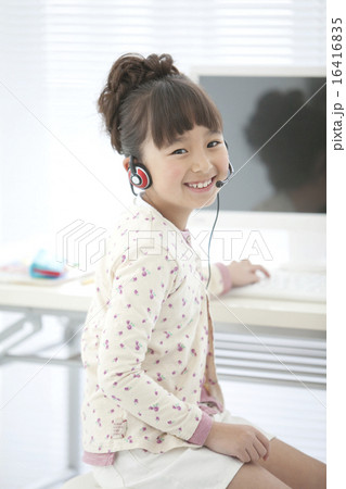 インカムをつけている女の子 インカムをつけている女の子 16416835