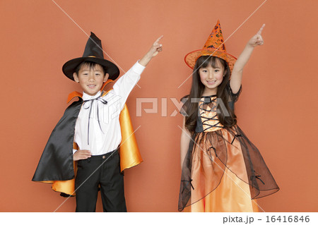 ハロウィンの衣装を着た男の子と女の子 16416846