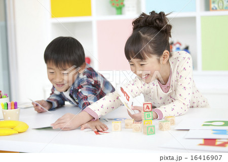 カードを取る男の子と女の子 16416907