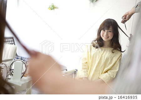美容院で髪を切る女性 16416935