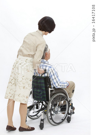 車いすと中高年夫婦 16417108