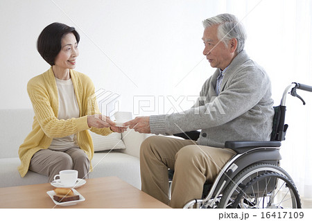 ティータイム中の中高年夫婦 16417109