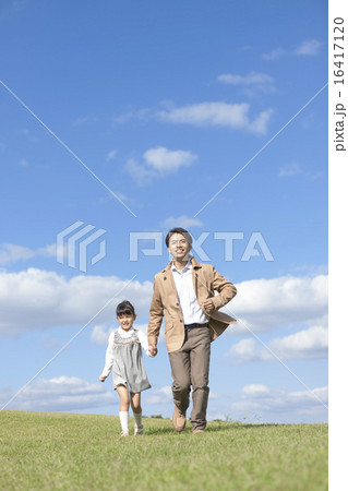 手をつないで歩く父と娘 手をつないで歩く父と娘 16417120