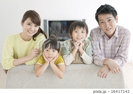 笑顔の4人家族 16417142