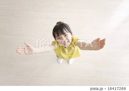手を上げる女の子 手を上げる女の子 16417269