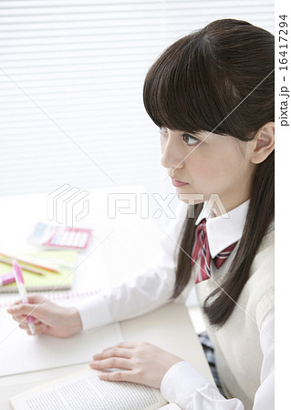 勉強している女子校生 勉強している女子校生 16417294