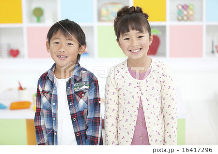 笑顔の男の子と女の子 16417296