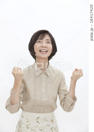 ガッツポーズをする中高年女性 16417420