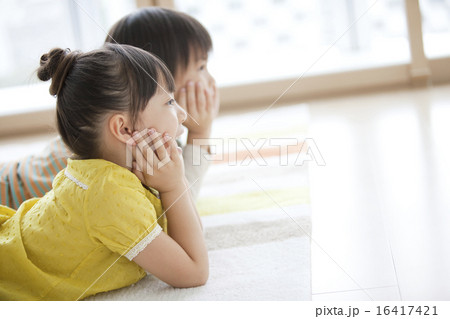 床に寝そべる男の子と女の子 床に寝そべる男の子と女の子 16417421