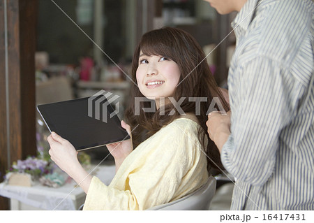 タブレットPCを持つ女性と美容師 16417431