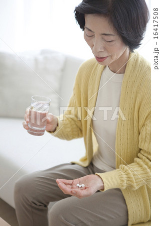 水と薬を持つ中高年女性 16417508