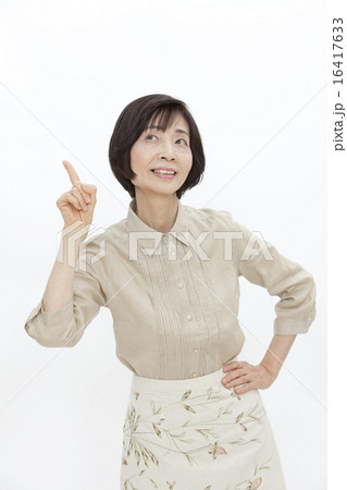 人差し指を立てる中高年女性 16417633