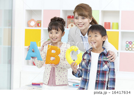 アルファベットのオブジェを持つ子供と先生 16417634