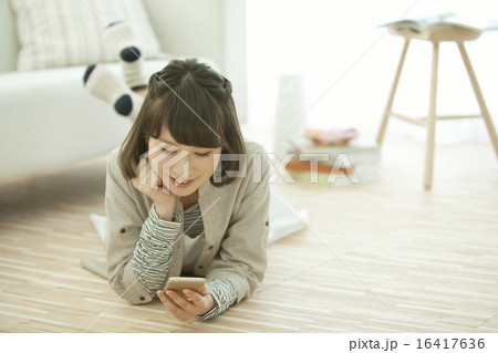 スマートフォンを操作する女性 16417636