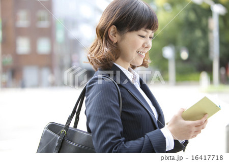 手帳を見ているビジネスウーマン 16417718