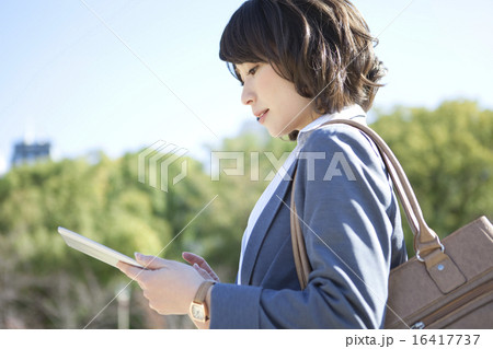 タブレットPCを操作するビジネスウーマン 16417737