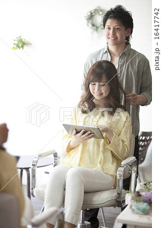タブレットPCを操作する女性と美容師 16417742