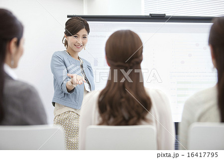 手を差し出すビジネスウーマン 16417795