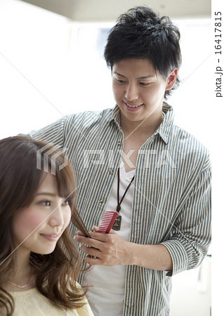 髪をカットする美容師 16417815