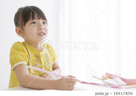 勉強をする女の子 勉強をする女の子 16417850