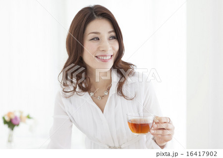 ティータイム中の中年女性 16417902
