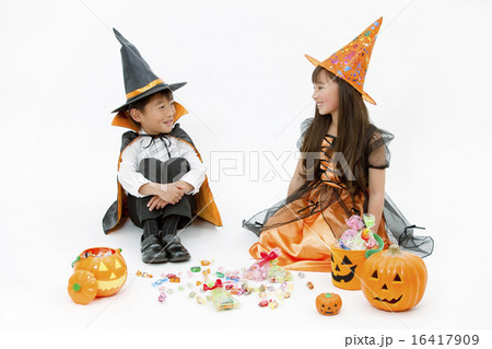 ハロウィンの衣装を着た男の子と女の子 16417909