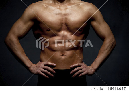 筋肉質な男性の身体 16418057