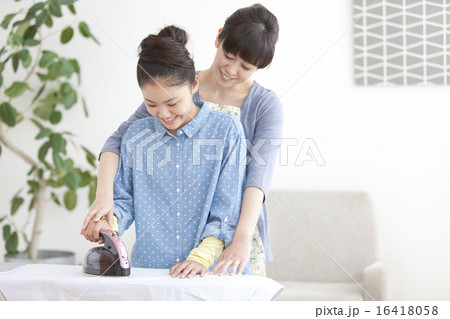 アイロン掛けをする親子 16418058