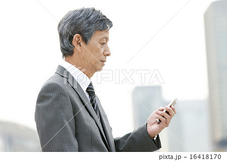 スマートフォンを操作するビジネスマン 16418170