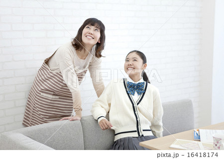 見上げている親子 16418174