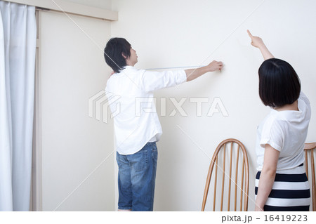 家具を置く場所を測るカップル 16419223