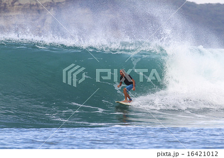 Surfing a wave Surfing a wave 16421012